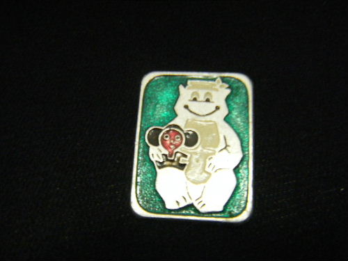 ゲーナのお膝に チェブラーシカ ピンバッジ