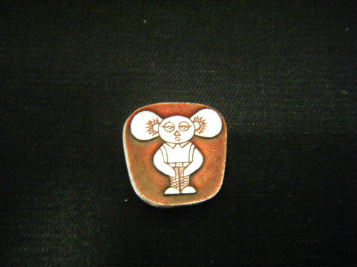 半目のチェブラーシカ ピン バッジ