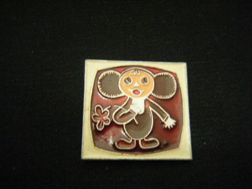 赤い花とチェブラーシカ 角型 ピンバッジ