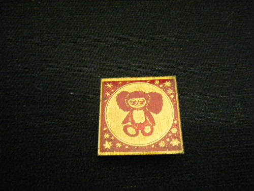 眠そうなチェブラーシカ ピンバッジ(レッド)