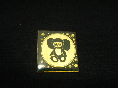 眠そうなチェブラーシカ ピンバッジ(ブラック)