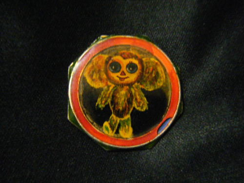 8角形のチェブラーシカのバッジ