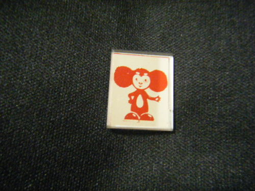 チェブラーシカのミラータイプのピンバッジ