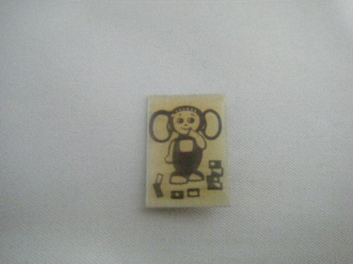 おもちゃに囲まれるチェブラーシカ ピンバッチ