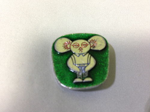 半目のチェブラーシカ ピン バッジ グリーン